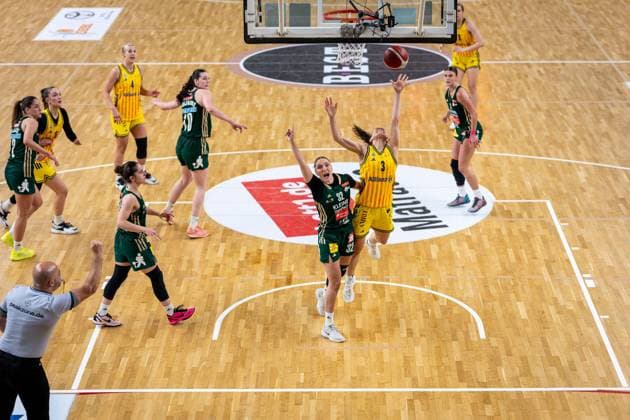 Basketball Berlin 15.04.2026 DBBL 1. Bundesliga Saison 2025 2026 Playoffs Halbfinale Spiel 3 Alba Berlin - Rutronik Stars Keltern Theresa Simon (Alba, No.03) Nevana Rosic (Keltern, No.32)