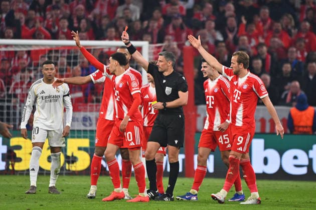 Schiedsrichter Slavko VINCIC zeigt Eduardo CAMAVINGA (Real Madrid-NICH im Bild) die Gelb Rote Karte,Platzverweis, Fussball Champions League,Saison 2025 26, Viertelfinale FC Bayern-Muenchen -Real Madrid 4-3 am 15.04.2026 A L L I A N Z A R E N A. Â
