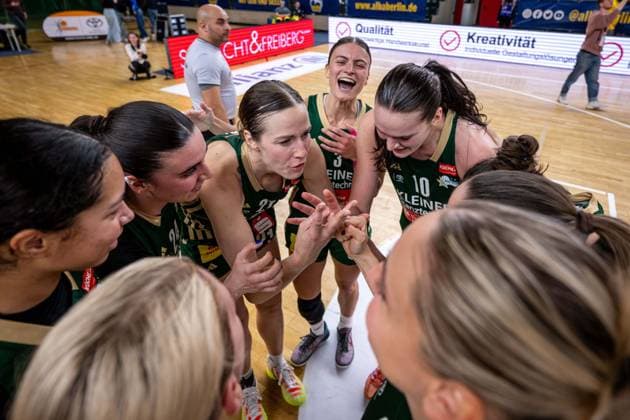 Basketball Berlin 15.04.2026 DBBL 1. Bundesliga Saison 2025 2026 Playoffs Halbfinale Spiel 3 Alba Berlin - Rutronik Stars Keltern Jubel Keltern nach dem Sieg Alexandria Kiss-Rusk (Keltern, No.21) Alexandra Wilke (Keltern, No.03) und andere