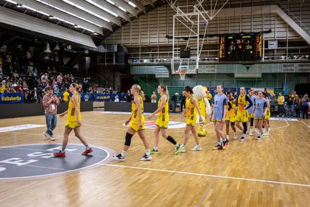 Basketball Berlin 15.04.2026 DBBL 1. Bundesliga Saison 2025 2026 Playoffs Halbfinale Spiel 3 Alba Berlin - Rutronik Stars Keltern niedergeschlagene Alba-Spielerinnen nach der Niederlage