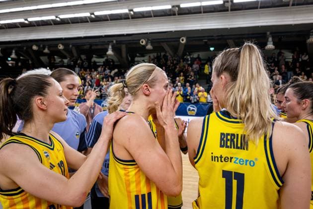 Basketball Berlin 15.04.2026 DBBL 1. Bundesliga Saison 2025 2026 Playoffs Halbfinale Spiel 3 Alba Berlin - Rutronik Stars Keltern niedergeschlagene Alba-Spielerinnen nach der Niederlage Marie Bertholdt (Alba, No.04) Lena Gohlisch (Alba, No.12) Nina Rosemeyer (Alba, No.11)
