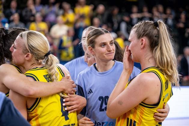 Basketball Berlin 15.04.2026 DBBL 1. Bundesliga Saison 2025 2026 Playoffs Halbfinale Spiel 3 Alba Berlin - Rutronik Stars Keltern niedergeschlagene Alba-Spielerinnen nach der Niederlage Alina Hartmann (Alba, No.29) Nina Rosemeyer (Alba, No.11) Marie Bertholdt (Alba, No.04))