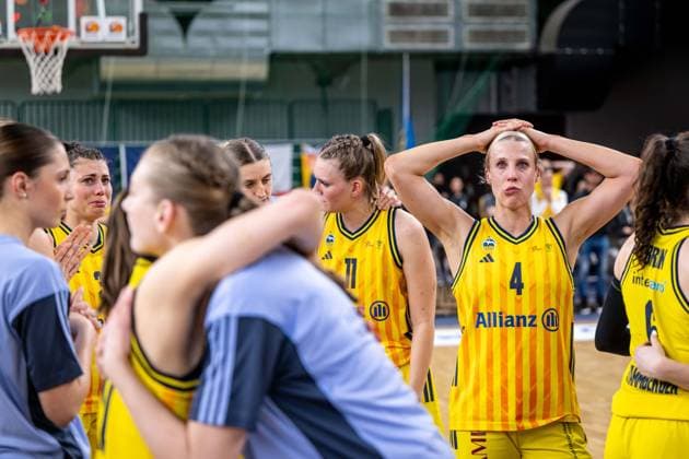 Basketball Berlin 15.04.2026 DBBL 1. Bundesliga Saison 2025 2026 Playoffs Halbfinale Spiel 3 Alba Berlin - Rutronik Stars Keltern niedergeschlagene Alba-Spielerinnen nach der Niederlage Marie Bertholdt (Alba, No.04)