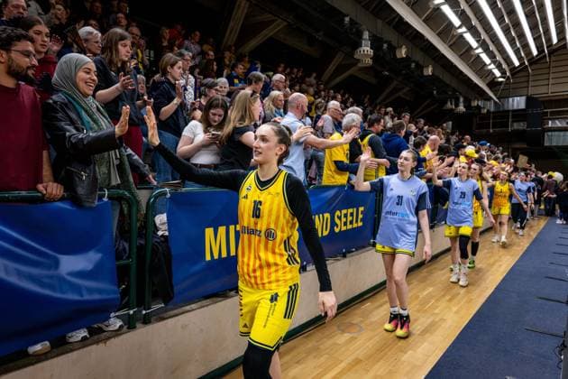 Basketball Berlin 15.04.2026 DBBL 1. Bundesliga Saison 2025 2026 Playoffs Halbfinale Spiel 3 Alba Berlin - Rutronik Stars Keltern Alba Spielerinnen mit Fans Lilli Schultze (Alba, No.16)