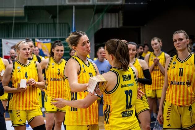 Basketball Berlin 15.04.2026 DBBL 1. Bundesliga Saison 2025 2026 Playoffs Halbfinale Spiel 3 Alba Berlin - Rutronik Stars Keltern niedergeschlagene Alba-Spielerinnen nach der Niederlage Emily Kiser (Alba, No.33) Lena Gohlisch (Alba, No.12)