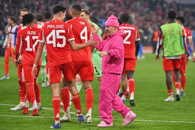 Schlussjubel Lennart KARL (Bayern Muenchen) im pinkfen Jogginganzug.mit Aleksandar PAVLOVIC (Bayern Muenchen), Jubel,Freude,Begeisterung,Aktion. Fussball Champions League,Saison 2025 26, Viertelfinale FC Bayern-Muenchen -Real Madrid 4-3 am 15.04.2026 A L L I A N Z A R E N A.