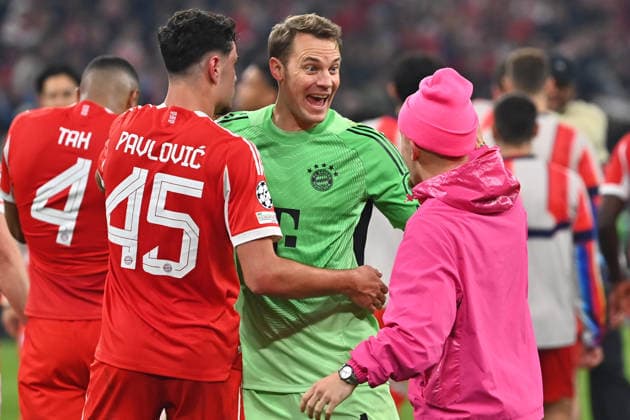 Schlussjubel Manuel NEUER (Torwart Bayern Muenchen) mit Aleksandar PAVLOVIC (Bayern Muenchen) und Lennart KARL (Bayern Muenchen) in pinkem Jogginganzug, Jubel,Freude,Begeisterung,Aktion, Fussball Champions League,Saison 2025 26, Viertelfinale FC Bayern-Muenchen -Real Madrid 4-3 am 15.04.2026 A L L I A N Z A R E N A.