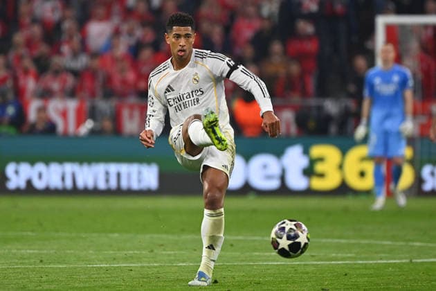 Jude BELLINGHAM (Real Madrid), Aktion,Einzelaktion,Einzelbild,Freisteller, Ganzkoerperaufnahme,ganze Figur. Fussball Champions League,Saison 2025 26, Viertelfinale FC Bayern-Muenchen -Real Madrid 4-3 am 15.04.2026 A L L I A N Z A R E N A.