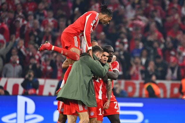 Torjubel um Luis DIAZ (Bayern Muenchen) nach Tor zum 3-3 mit oben:Michael OLISE (Bayern Muenchen). Josip STANISIC (Bayern Muenchen), Dayot UPAMECANO (Bayern Muenchen). Jubel,Freude,Begeisterung, Aktion. Fussball Champions League,Saison 2025 26, Viertelfinale FC Bayern-Muenchen -Real Madrid 4-3 am 15.04.2026 A L L I A N Z A R E N A.