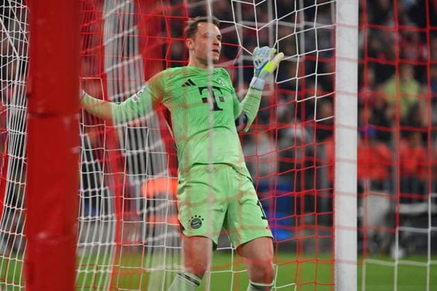 Manuel NEUER (Torwart Bayern Muenchen) haengt im Netzt nach Gegentor zum 1-2, Fussball Champions League,Saison 2025 26, Viertelfinale FC Bayern-Muenchen -Real Madrid 4-3 am 15.04.2026 A L L I A N Z A R E N A.