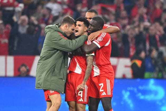 Torjubel um Luis DIAZ (Bayern Muenchen) nach Tor zum 3-3 mit li:Josip STANISIC (Bayern Muenchen), Dayot UPAMECANO (Bayern Muenchen), Jonathan TAH (Bayern Muenchen). Jubel,Freude,Begeisterung, Aktion, Fussball Champions League,Saison 2025 26, Viertelfinale FC Bayern-Muenchen -Real Madrid 4-3 am 15.04.2026 A L L I A N Z A R E N A.