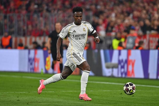 Vinicius JUNIOR (Real Madrid), Aktion,Einzelaktion,Einzelbild,Freisteller, Ganzkoerperaufnahme,ganze Figur. Fussball Champions League,Saison 2025 26, Viertelfinale FC Bayern-Muenchen -Real Madrid 4-3 am 15.04.2026 A L L I A N Z A R E N A.