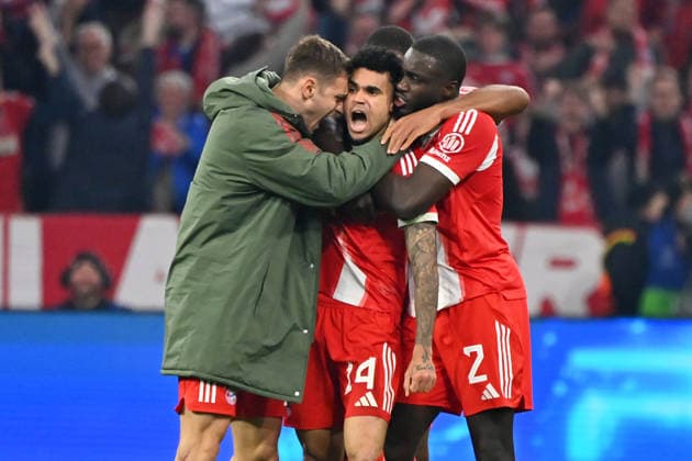 Torjubel um Luis DIAZ (Bayern Muenchen) nach Tor zum 3-3 mit li:Josip STANISIC (Bayern Muenchen), Dayot UPAMECANO (Bayern Muenchen). Jubel,Freude,Begeisterung, Aktion. Fussball Champions League,Saison 2025 26, Viertelfinale FC Bayern-Muenchen -Real Madrid 4-3 am 15.04.2026 A L L I A N Z A R E N A.