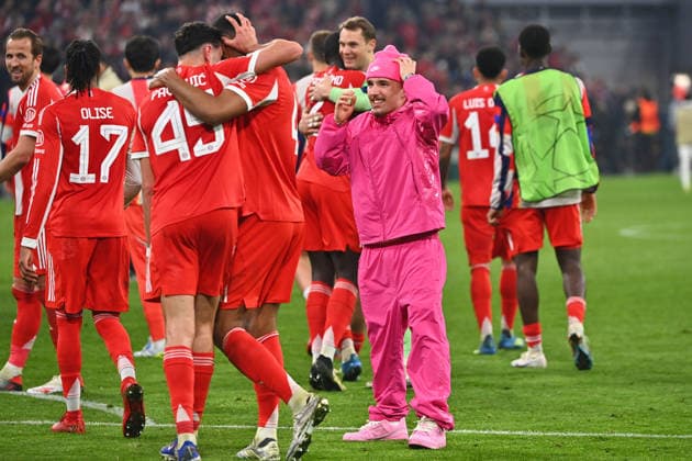 Schlussjubel Lennart KARL (Bayern Muenchen) im pinkfen Jogginganzug.mit Aleksandar PAVLOVIC (Bayern Muenchen), Jubel,Freude,Begeisterung,Aktion. Fussball Champions League,Saison 2025 26, Viertelfinale FC Bayern-Muenchen -Real Madrid 4-3 am 15.04.2026 A L L I A N Z A R E N A.