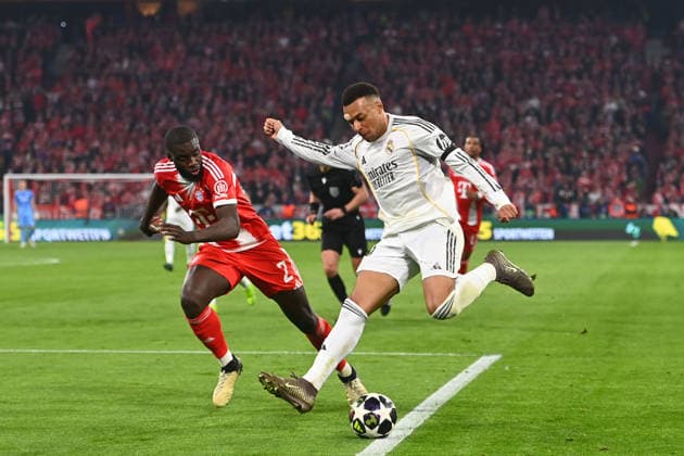 Kylian MBAPPE (Real Madrid), Aktion,Zweikampf gegen Dayot UPAMECANO (Bayern Muenchen). Fussball Champions League,Saison 2025 26, Viertelfinale FC Bayern-Muenchen -Real Madrid 4-3 am 15.04.2026 A L L I A N Z A R E N A.