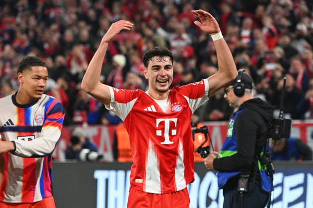 Schlussjubel Aleksandar PAVLOVIC (Bayern Muenchen), Jubel,Freude,Begeisterung, Aktion,Einzelbild,angeschnittenes Einzelmotiv,Halbfigur,halbe Figur. Fussball Champions League,Saison 2025 26, Viertelfinale FC Bayern-Muenchen -Real Madrid 4-3 am 15.04.2026 A L L I A N Z A R E N A.