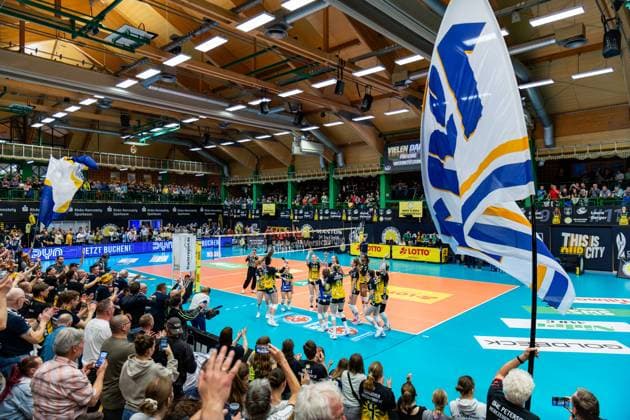 15.04.2026, GER, Volleyball, 1.Bl, Frauen, Saison 25 26, Finale PlayOff (Best of 5), VfB 91 Suhl Lotto Thueringen - Dresdner SC der VfB Suhl gewinnt das Heimspiel in 3:0 Saetzen gegen den Dresdner SC, mit im Bild die Mannschaft beim gemeinsamen Jubel mit den Fans der VfB Suhl gewinnt das Heimspiel in 3:0 Saetzen gegen den Dresdner SC, mit im Bild 98527 Suhl Sporthalle Wolfsgrube Thüringen Deutschland