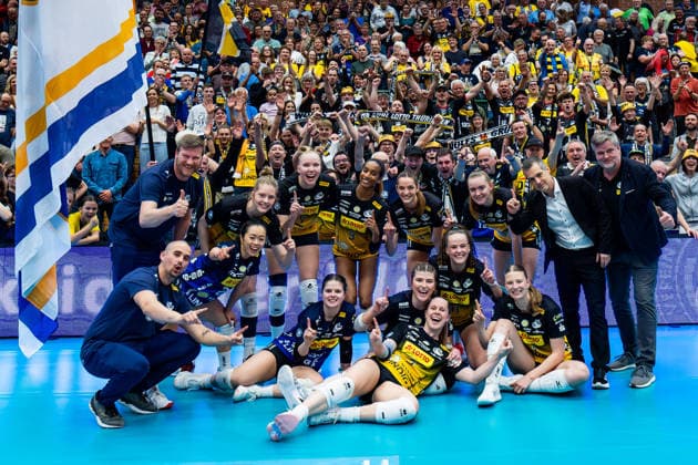 15.04.2026, GER, Volleyball, 1.Bl, Frauen, Saison 25 26, Finale PlayOff (Best of 5), VfB 91 Suhl Lotto Thueringen - Dresdner SC der VfB Suhl gewinnt das Heimspiel in 3:0 Saetzen gegen den Dresdner SC, mit im Bild die Mannschaft beim gemeinsamen Foto mit den Fans 98527 Suhl Sporthalle Wolfsgrube Thüringen Deutschland