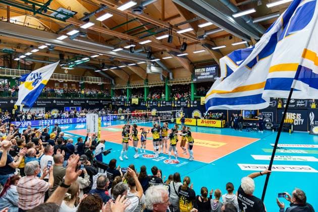 15.04.2026, GER, Volleyball, 1.Bl, Frauen, Saison 25 26, Finale PlayOff (Best of 5), VfB 91 Suhl Lotto Thueringen - Dresdner SC der VfB Suhl gewinnt das Heimspiel in 3:0 Saetzen gegen den Dresdner SC, mit im Bild die Mannschaft beim gemeinsamen Jubel mit den Fans der VfB Suhl gewinnt das Heimspiel in 3:0 Saetzen gegen den Dresdner SC, mit im Bild 98527 Suhl Sporthalle Wolfsgrube Thüringen Deutschland