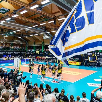 15.04.2026, GER, Volleyball, 1.Bl, Frauen, Saison 25 26, Finale PlayOff (Best of 5), VfB 91 Suhl Lotto Thueringen - Dresdner SC der VfB Suhl gewinnt das Heimspiel in 3:0 Saetzen gegen den Dresdner SC, mit im Bild die Mannschaft beim gemeinsamen Jubel mit den Fans 98527 Suhl Sporthalle Wolfsgrube Thüringen Deutschland