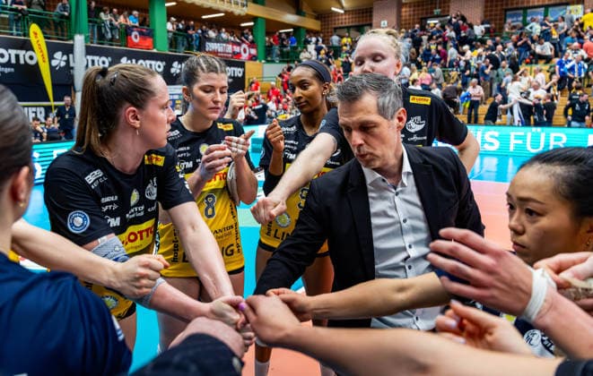 15.04.2026, GER, Volleyball, 1.Bl, Frauen, Saison 25 26, Finale PlayOff (Best of 5), VfB 91 Suhl Lotto Thueringen - Dresdner SC der VfB Suhl gewinnt das Heimspiel in 3:0 Saetzen gegen den Dresdner SC, mit im Bild Laszlo Hollosy (VfB 91 Suhl Lotto Thueringen) gemeinsam mit seiner Mannschaft 98527 Suhl Sporthalle Wolfsgrube Thüringen Deutschland