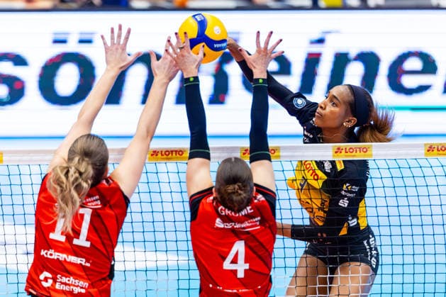 15.04.2026, GER, Volleyball, 1.Bl, Frauen, Saison 25 26, Finale PlayOff (Best of 5), VfB 91 Suhl Lotto Thueringen - Dresdner SC Sanaa Dotson (VfB 91 Suhl Lotto Thueringen), Amanda Siksna (Dresdner SC), Emma Grome (Dresdner SC) 98527 Suhl Sporthalle Wolfsgrube Thüringen Deutschland
