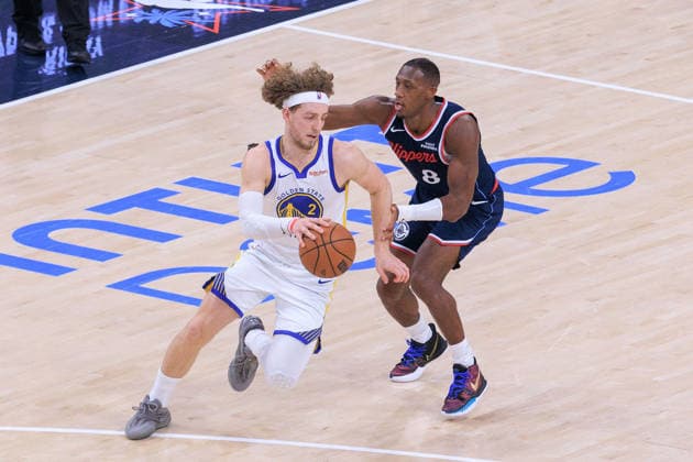 April 15, 2026, Inglewood, California, USA: Kris Dunn 8 of the Los Angeles Clippers defends against Brandin Podziemski 2 of the Golden State Warriors during an NBA, Basketball Herren, USA Play-In Tournament game on Wednesday April 15, 2026 at Intuit Dome Arena in Inglewood, California. Clippers lose to Warriors, 126-121. JAVIER ROJAS PI Inglewood USA - ZUMAp124 20260415_zaa_p124_093 Copyright: xJavierxRojasx