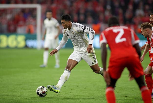 Fussball, Herren, Champions League, Saison 2025 2026, FC Bayern München - Real Madrid, Viertelfinale Rückspiel, Allianz Arena Jude Bellingham (Real Madrid) spielt einen Ball
