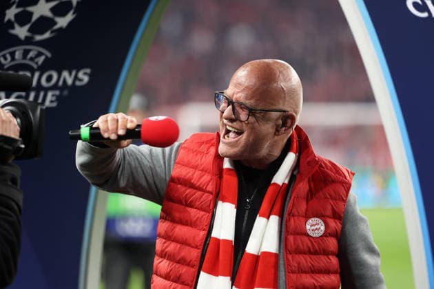 Fussball, Herren, Champions League, Saison 2025 2026, FC Bayern München - Real Madrid, Viertelfinale Rückspiel, Allianz Arena Stephan Lehmann, Stadionsprecher FC Bayern München in Aktion, rufen, schreien, Emotion mit Mikrofon
