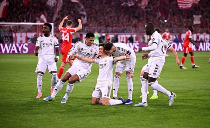 FUSSBALL CHAMPIONS LEAGUE SAISON 2025 2026 Viertelfinal Rueckspiel 15.04.2026 FC Bayern Muenchen - Real Madrid Jubel Real Madrid nach dem Tor zum 0 - 1, v. li., Vinicius Junior, Jude Bellingham, Torschuetze Arda Gueler, Federico Valverde, Ferland Mendy