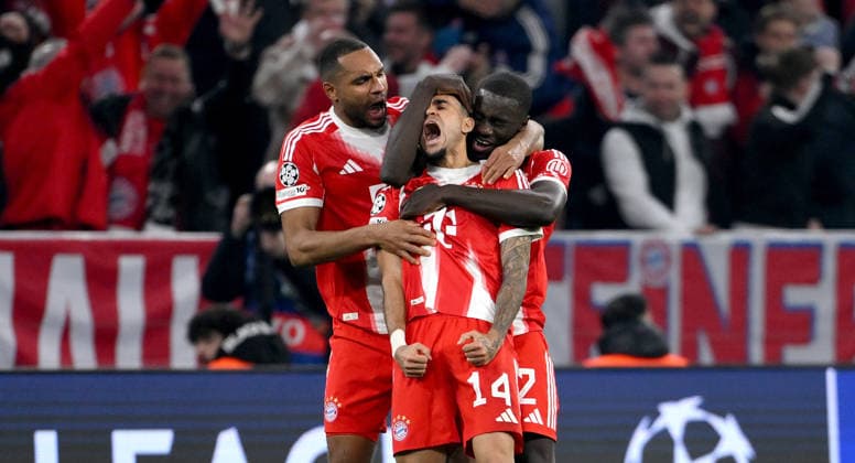FUSSBALL CHAMPIONS LEAGUE SAISON 2025 2026 Viertelfinal Rueckspiel 15.04.2026 FC Bayern Muenchen - Real Madrid Jubel FC Bayern Muenchen nach dem Tor zum 3 - 3, v. li., Jonathan Tah, Torschuetze Luis Diaz, Dayot Upamecano