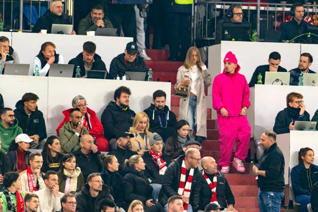 15.04.2026, Fussball UEFA Championsleague 2025 2026: Viertelfinale Rückspiel, FC Bayern München - Real Madrid, in der Allianz-Arena München, Lennart Karl (re, FC Bayern München) auf der Tribüne im Leuchtstift-Outfit in Pink, mit seiner neuen Freundin Zoe Käppele (links neben ihm). links: Tom Bischof (Bayern München)