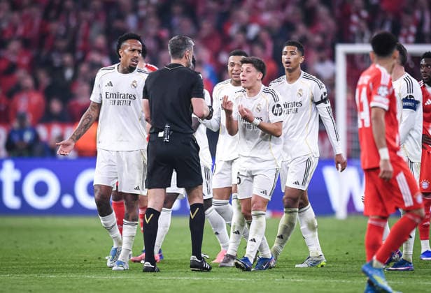 FUSSBALL CHAMPIONS LEAGUE SAISON 2025 2026 Viertelfinal Rueckspiel 15.04.2026 FC Bayern Muenchen - Real Madrid Schiedsrichter Slavko Vincic (Mitte, Slowenien) wird von Real Madrid Spieler bedraengt, Eder Militao, Kylian Mbappe, und Jude Bellingham (v.li.)