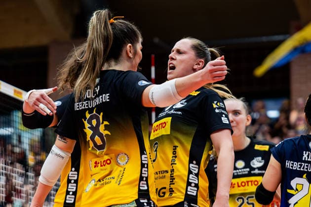 15.04.2026, GER, Volleyball, 1.Bl, Frauen, Saison 25 26, Finale PlayOff (Best of 5), VfB 91 Suhl Lotto Thueringen - Dresdner SC Lara Nagels (VfB 91 Suhl Lotto Thueringen) jubelt gemeinsam mit Mackenzie Foley (VfB 91 Suhl Lotto Thueringen) 98527 Suhl Sporthalle Wolfsgrube Thüringen Deutschland