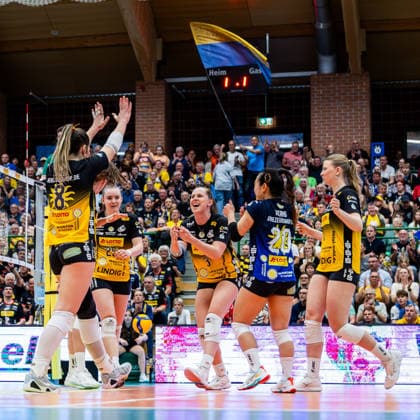 15.04.2026, GER, Volleyball, 1.Bl, Frauen, Saison 25 26, Finale PlayOff (Best of 5), VfB 91 Suhl Lotto Thueringen - Dresdner SC Jubel bei Mackenzie Foley (VfB 91 Suhl Lotto Thueringen), Monika Brancuska (VfB 91 Suhl Lotto Thueringen), Lara Nagels (VfB 91 Suhl Lotto Thueringen), Svea Naujack (VfB 91 Suhl Lotto Thueringen), Xiang-Chen Lai (VfB 91 Suhl Lotto Thueringen) 98527 Suhl Sporthalle Wolfsgrube Thüringen Deutschland