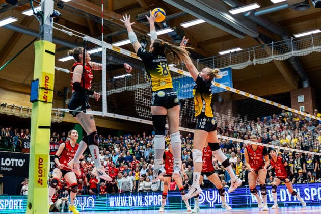 15.04.2026, GER, Volleyball, 1.Bl, Frauen, Saison 25 26, Finale PlayOff (Best of 5), VfB 91 Suhl Lotto Thueringen - Dresdner SC Mackenzie Foley (VfB 91 Suhl Lotto Thueringen) und Roosa Laakkonen (VfB 91 Suhl Lotto Thueringen) blocken am Netzt den Angriff von Marta Kamelija Levinska (Dresdner SC) 98527 Suhl Sporthalle Wolfsgrube Thüringen Deutschland