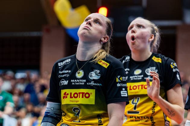 15.04.2026, GER, Volleyball, 1.Bl, Frauen, Saison 25 26, Finale PlayOff (Best of 5), VfB 91 Suhl Lotto Thueringen - Dresdner SC Lara Nagels (VfB 91 Suhl Lotto Thueringen) schaut enttäuscht mit Roosa Laakkonen (VfB 91 Suhl Lotto Thueringen) auf eine Video Challenge 98527 Suhl Sporthalle Wolfsgrube Thüringen Deutschland