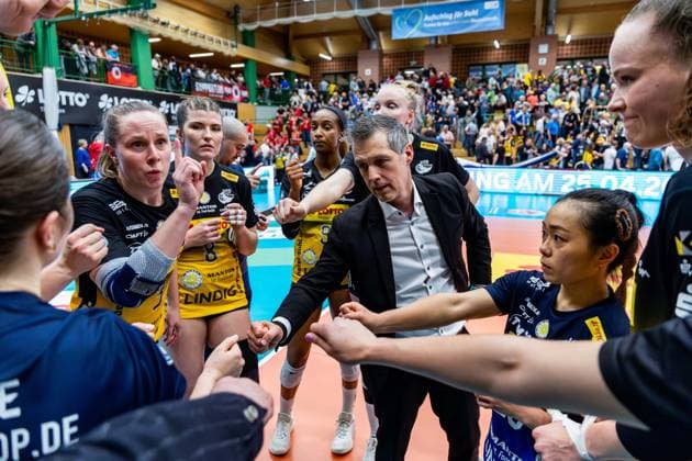 15.04.2026, GER, Volleyball, 1.Bl, Frauen, Saison 25 26, Finale PlayOff (Best of 5), VfB 91 Suhl Lotto Thueringen - Dresdner SC Laszlo Hollosy (VfB 91 Suhl Lotto Thueringen) gemeinsam mit seiner Mannschaft nach Spielende, mit im Bild Lara Nagels (VfB 91 Suhl Lotto Thueringen), Mackenzie Foley (VfB 91 Suhl Lotto Thueringen), Sanaa Dotson (VfB 91 Suhl Lotto Thueringen), Roosa Laakkonen (VfB 91 Suhl Lotto Thueringen), Xiang-Chen Lai (VfB 91 Suhl Lotto Thueringen), Laura Berger (VfB 91 Suhl Lotto Thueringen) 98527 Suhl Sporthalle Wolfsgrube Thüringen Deutschland
