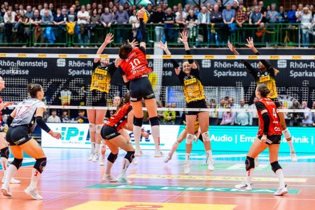 15.04.2026, GER, Volleyball, 1.Bl, Frauen, Saison 25 26, Finale PlayOff (Best of 5), VfB 91 Suhl Lotto Thueringen - Dresdner SC Monika Brancuska (VfB 91 Suhl Lotto Thueringen) und Laura Berger (VfB 91 Suhl Lotto Thueringen) versuchen den Angriff von Miku Akimoto (Dresdner SC) zu blocken 98527 Suhl Sporthalle Wolfsgrube Thüringen Deutschland