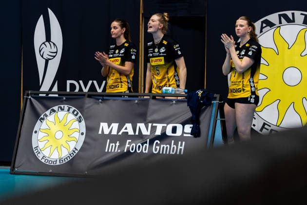 15.04.2026, GER, Volleyball, 1.Bl, Frauen, Saison 25 26, Finale PlayOff (Best of 5), VfB 91 Suhl Lotto Thueringen - Dresdner SC Irene del Carmen Ramos Mencia (VfB 91 Suhl Lotto Thueringen), Hannah Hartmann (VfB 91 Suhl Lotto Thueringen), Svea Naujack (VfB 91 Suhl Lotto Thueringen) 98527 Suhl Sporthalle Wolfsgrube Thüringen Deutschland