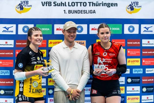 15.04.2026, GER, Volleyball, 1.Bl, Frauen, Saison 25 26, Finale PlayOff (Best of 5), VfB 91 Suhl Lotto Thueringen - Dresdner SC Max Langenhan (Rennrodler) übergibt an Mackenzie Foley (VfB 91 Suhl Lotto Thueringen) und Marta Kamelija Levinska (Dresdner SC) die MVP Pokal 98527 Suhl Sporthalle Wolfsgrube Thüringen Deutschland