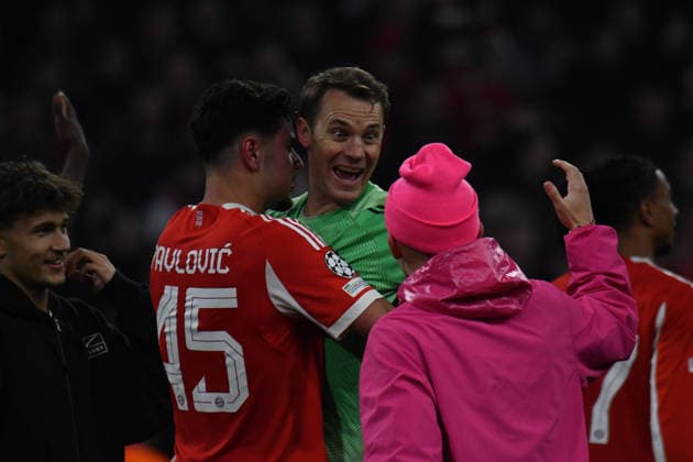 15.04.2026, Allianz Arena, München, Championsleague, FC Bayern München vs Real Madrid , im Bild Aleksandar Pavlovic (München), Torwart Manuel Neuer (München), Lennart Karl (München) in einem pinken Outfit. (Photo by Midori Ikenouchi Hasan Bratic DeFodi Images) -