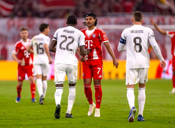 15.04.2026, Fussball UEFA Championsleague 2025 2026: Viertelfinale Rückspiel, FC Bayern München - Real Madrid, in der Allianz-Arena München, Nach einer Rangelei sticht Antonio Rüdiger (Real Madrid) seinem Gegner und Nationalmannschaftskollegen Serge Gnabry (FC Bayern München) unsanft in den Bauch mit der rechten Hand.