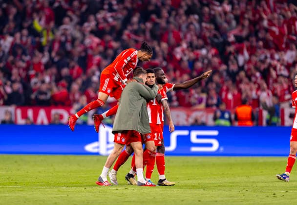 15.04.2026, Fussball UEFA Championsleague 2025 2026: Viertelfinale Rückspiel, FC Bayern München - Real Madrid, in der Allianz-Arena München, Torjubel v.li: Michael Olise (FC Bayern München), Jonathan Tah (FC Bayern München), Josip Stanisic (Bayern München), Luis Diaz (FC Bayern München), Dayot Upamecano (FC Bayern München),