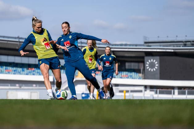 260416 Fridolina Rolfö and Rosa Kafaji of the Swedish women s national football team during a training session on April 16, 2026 in Gothenburg. Photo: Mathias Bergeld BILDBYRAN kod MB MB1364 fotboll football soccer fotball vm-kval kval fifa womens world cup qualifier qualifier träning practice training sverige sweden dam bbeng women kvinner Copyright: MATHIASxBERGELD BB260416MB055