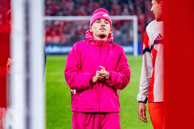15.04.2026, FC Bayern München vs. Real Madrid, UEFA Champions League, Viertelfinale-Rückspiel Lennart Karl trägt Pink Regulations prohibit any use of photographs as image sequences and or quasi video Copyright: xBahhoxKarax