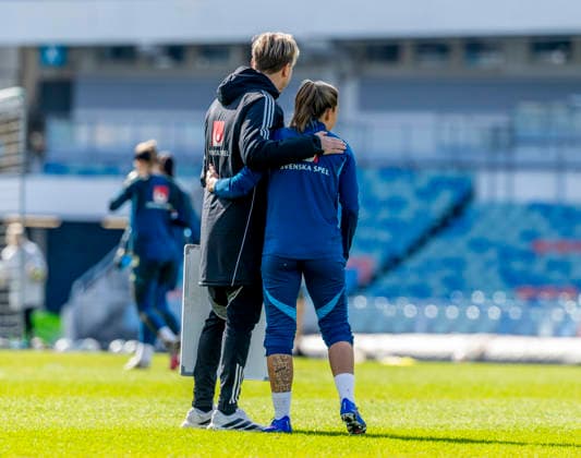 GOTHENBURG 20260416 national team, Nationalteam captain Tony Gustafsson and Johanna Rytting Karneryd during Monday s training at Ullevi in Gothenburg ahead of Saturday s World Cup qualifying match against Serbia at the National Arena in Stockholm GÖTEBORG SWEDEN x9200x