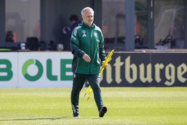 16.04.2026, xgrfx, Fussball DFB-Medientermine, Deutsche Frauennationalmannschaft - Training v.l. Christian Wück (Deutsche Frauennationalmannschaft) (DFL DFB REGULATIONS PROHIBIT ANY USE OF PHOTOGRAPHS as IMAGE SEQUENCES and or QUASI-VIDEO) Herzogenaurach
