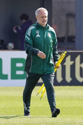 16.04.2026, xgrfx, Fussball DFB-Medientermine, Deutsche Frauennationalmannschaft - Training v.l. Christian Wück (Deutsche Frauennationalmannschaft) (DFL DFB REGULATIONS PROHIBIT ANY USE OF PHOTOGRAPHS as IMAGE SEQUENCES and or QUASI-VIDEO) Herzogenaurach