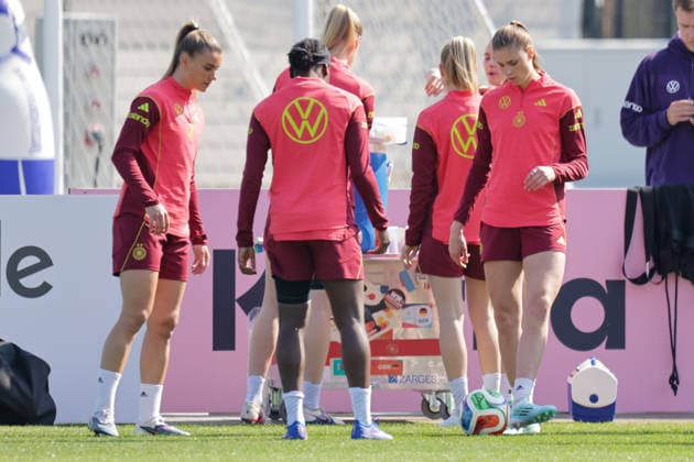 16.04.2026, xgrfx, Fussball DFB-Medientermine, Deutsche Frauennationalmannschaft - Training v.l. Selina Cerci, Nicole Anyomi, Jule Brand (Deutsche Frauennationalmannschaft) (DFL DFB REGULATIONS PROHIBIT ANY USE OF PHOTOGRAPHS as IMAGE SEQUENCES and or QUASI-VIDEO) Herzogenaurach